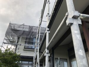 足場を組むので屋根工事や塗装と外壁をまとめるとお得で節約になる